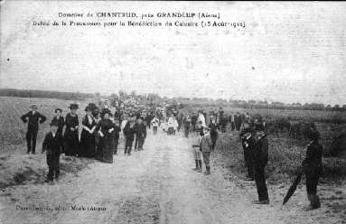 Domaine de CHANTRUD, près GRANDLUP (Aisne)          Défilé de la Procession pour la Bénédiction du Calvaire           (15 Août 1912)