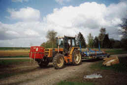 Tracteur prêt à partir semer les betteraves